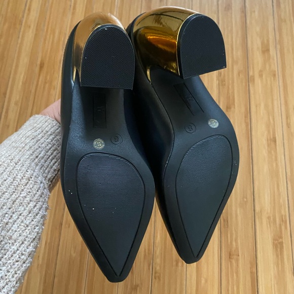 Black pointy mules with golden high heels. Party holiday season - Picture 4 of 5